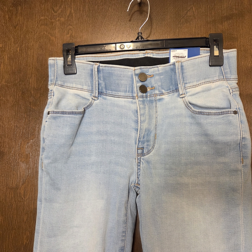 Apt 9 Light Wash Mid Rise Tummy Control Ankle Jeans NWT - Picture 2 of 12